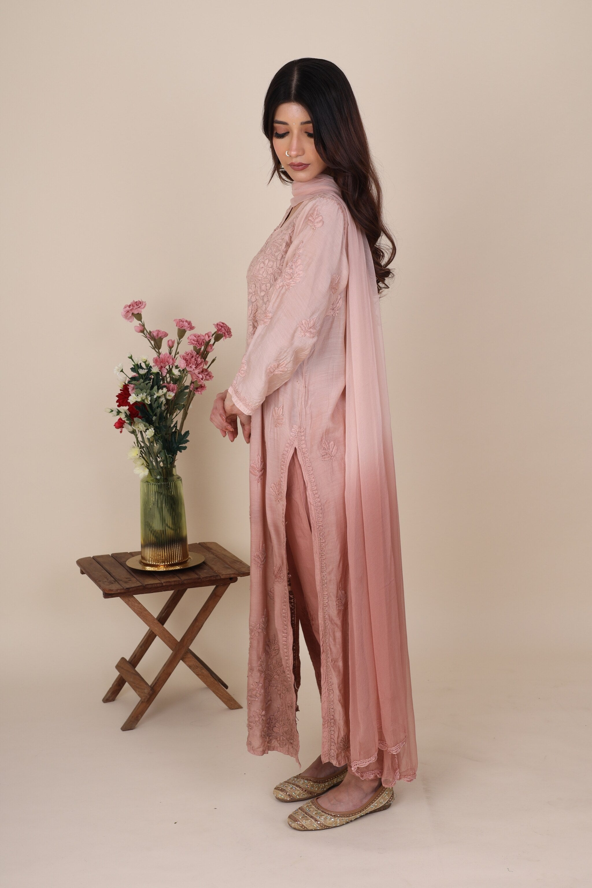 Side pose of model wearing dusky pink muslin cotton kurta set with chikankari detailing